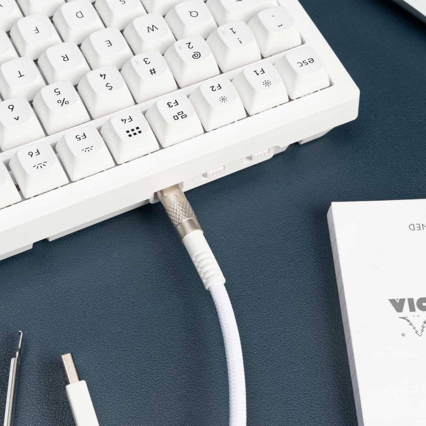 Кабель Keychron USB-A/USB-C > USB-C заряджання/синхронизации Keychron, 1м, Type-C, Double-Sleeved Geek, билий (CAB20_KEYCHRON)