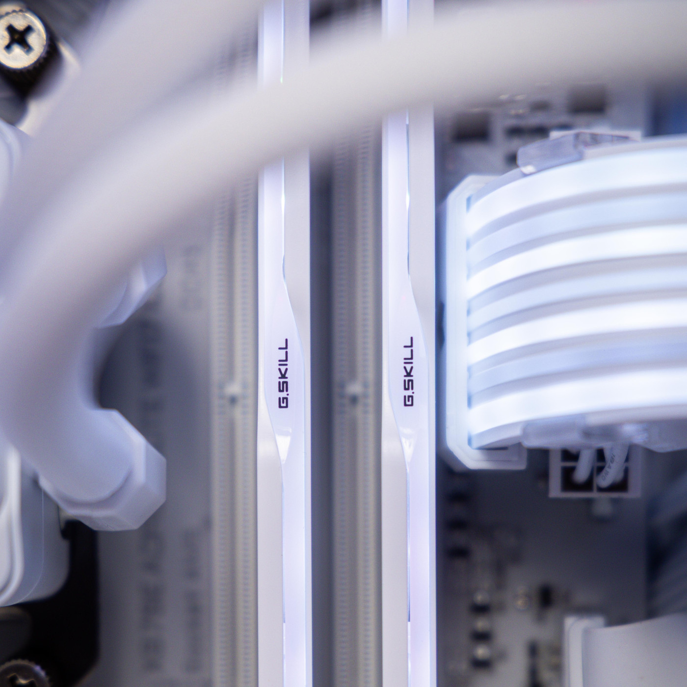 Компьютер Powered by Gigabyte_947 (RTX 5070 Ti 16 Гб, Ryzen 7 7800X3D, DDR5 32 Гб, SSD