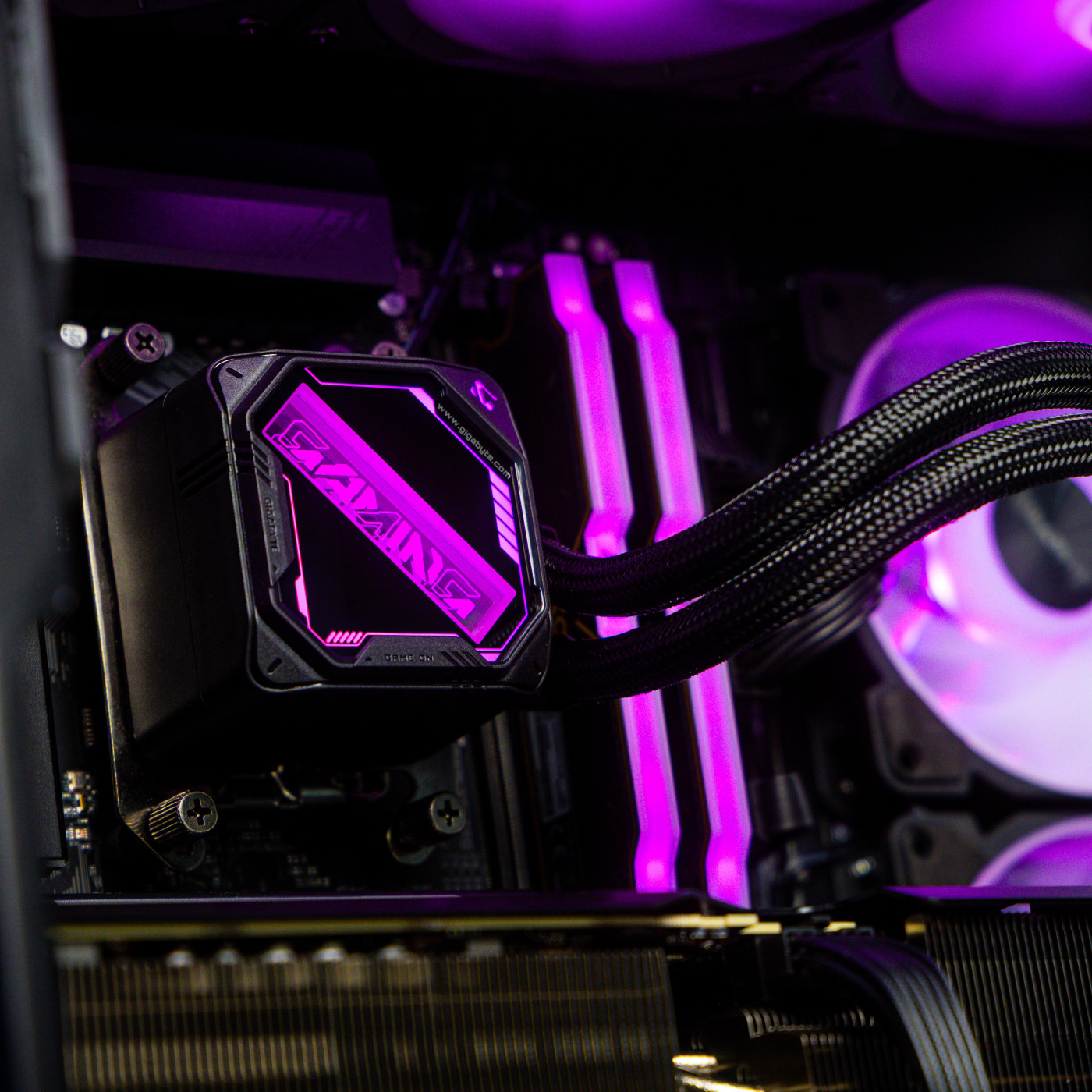Компьютер Powered by Gigabyte_934 (RTX 5070 12 Гб, Ryzen 7 7800X3D, DDR5 32 Гб, SSD