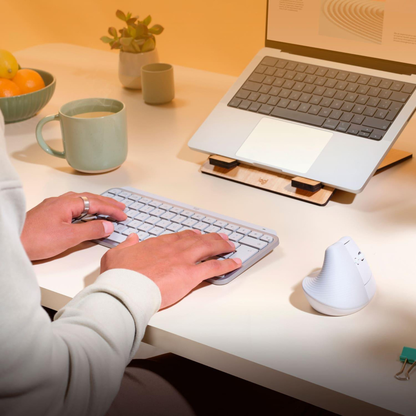 Беспроводная мышь Logitech Lift for Mac Vertical Ergonomic Bluetooth Off-White (910-006477)