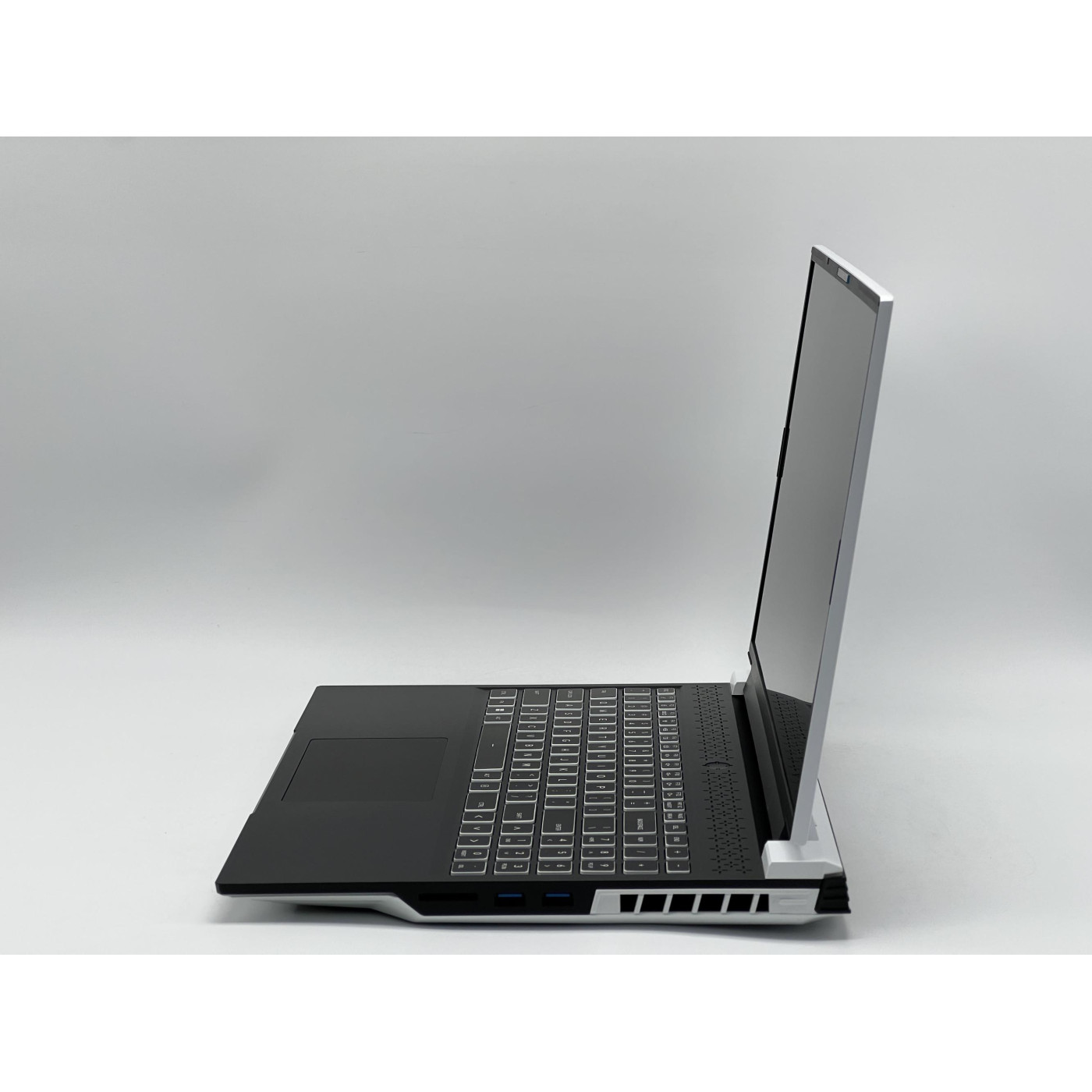 Ноутбук Eluktronics 16