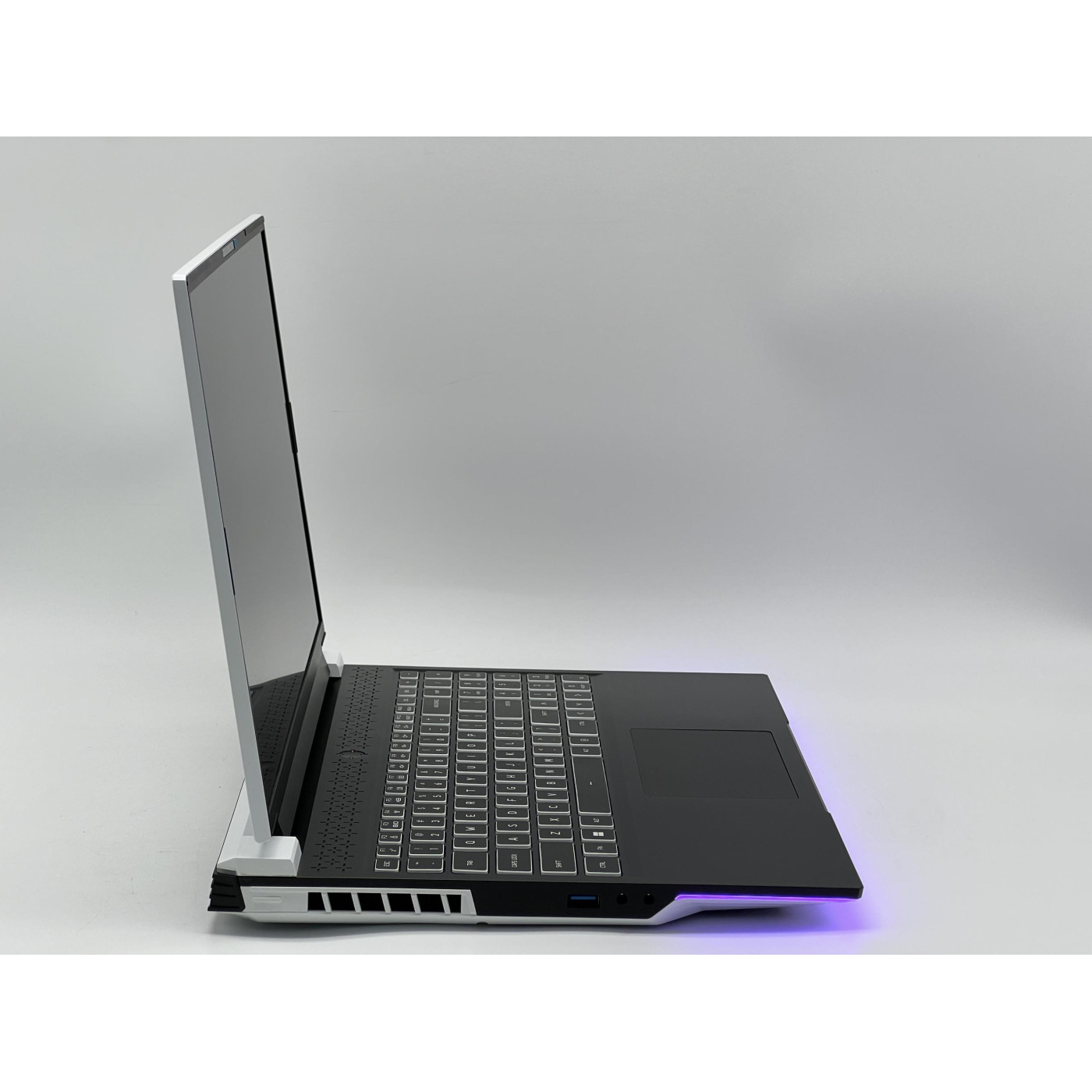 Ноутбук Eluktronics 16