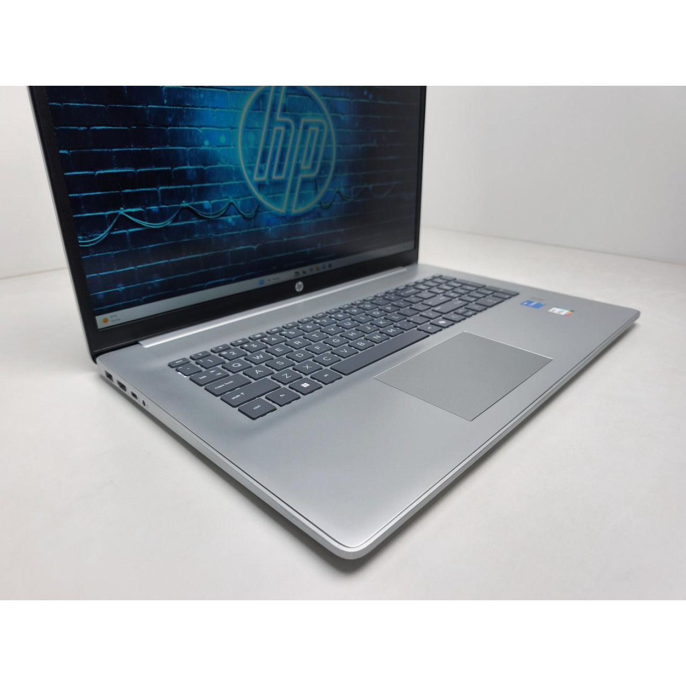 Ноутбук HP 17.3 17-cn3000 FHD IPS/Intel Core i5-1334U/8GB/512GB SSD/Intel Iris Xe Graphics/DOS/Natural Silver (13539) Б/в