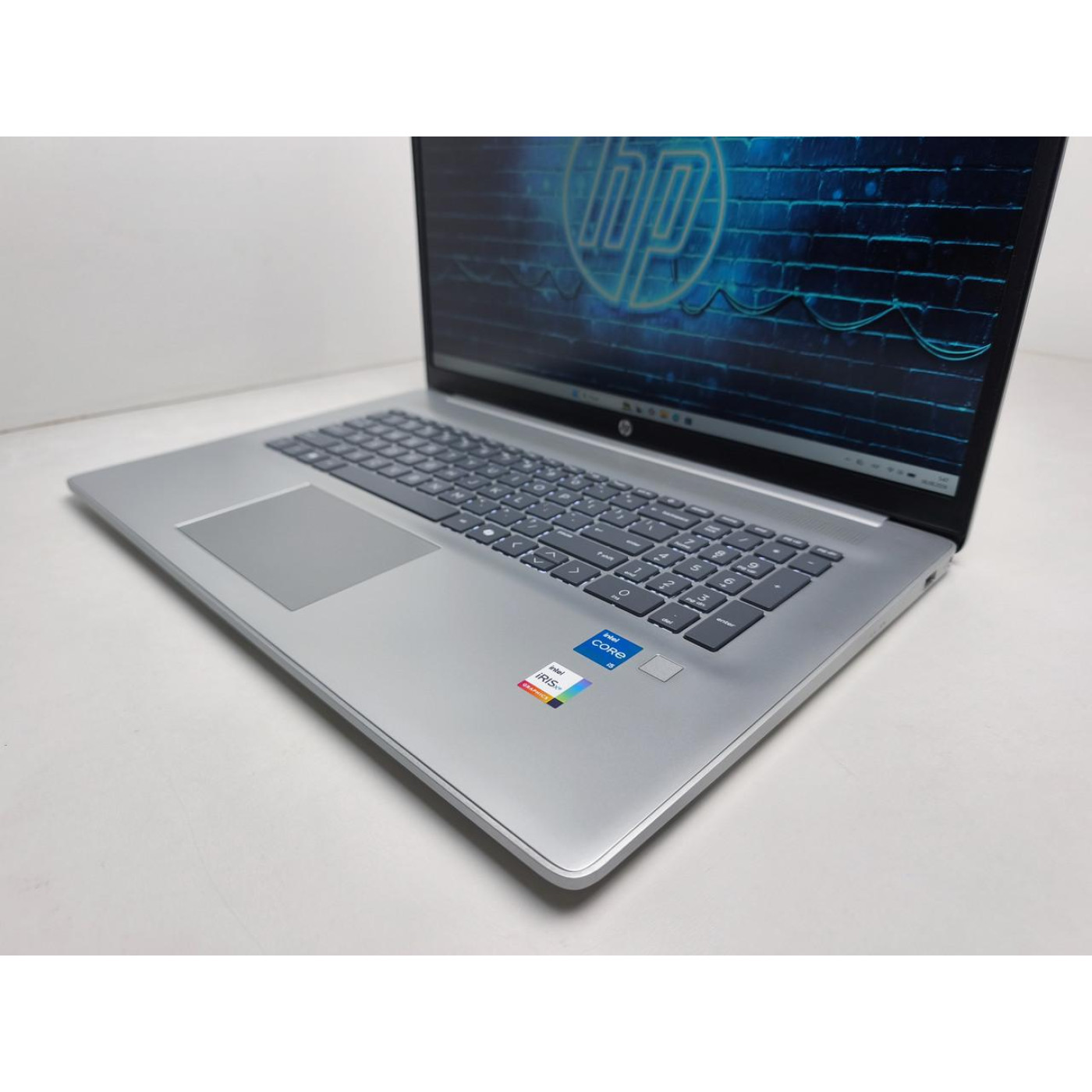 Ноутбук HP 17.3 17-cn3000 FHD IPS/Intel Core i5-1334U/8GB/512GB SSD/Intel Iris Xe Graphics/DOS/Natural Silver (13539) Б/в