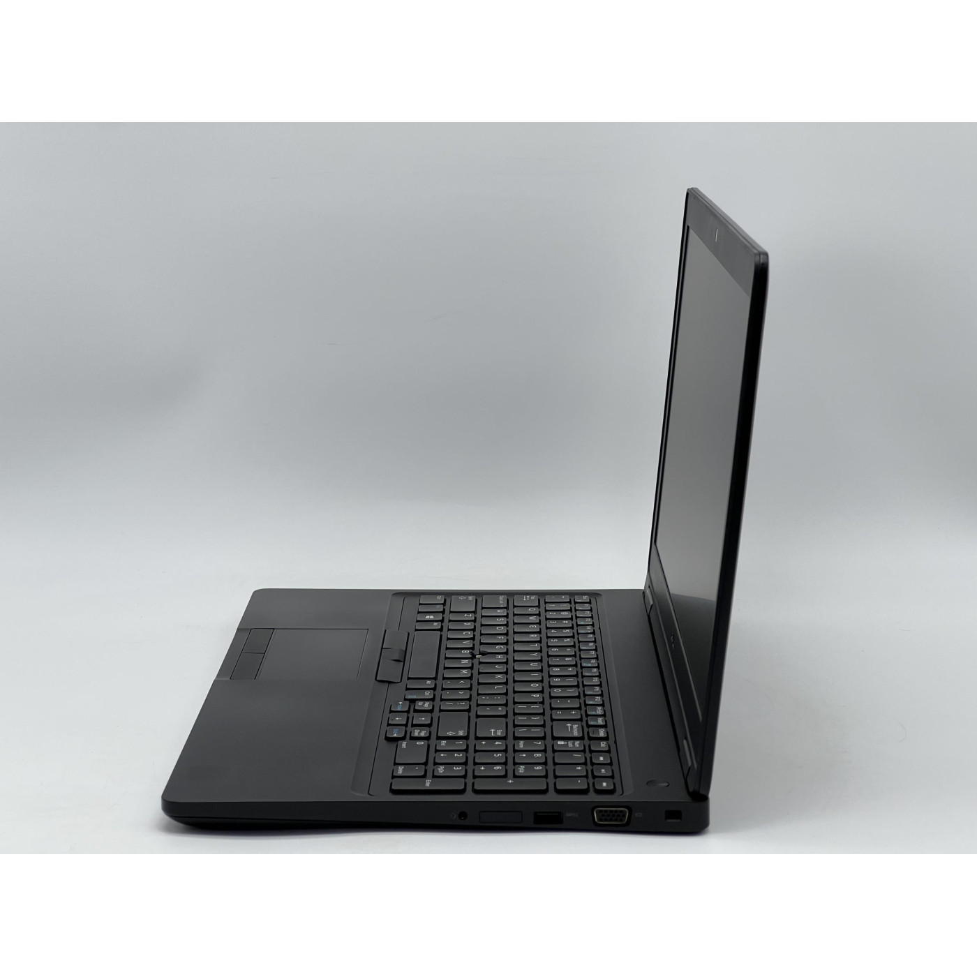 Ноутбук Dell 15.6 Latitude 5590 HD TN/Intel Core i5-7300U/8GB/120GB SSD/Intel HD Graphics 620/DOS/Black (SH26061406) Б/у