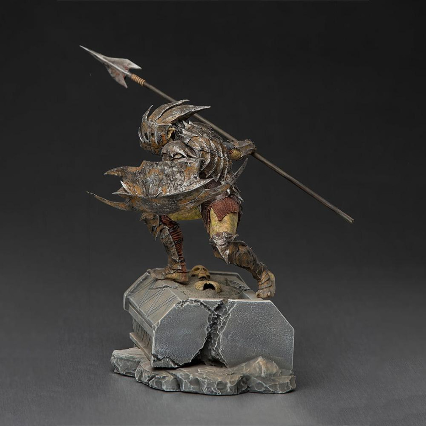 Статуетка LORD OF THE RINGS Armored Orc Art Scale 1/10 (Володар перснів)