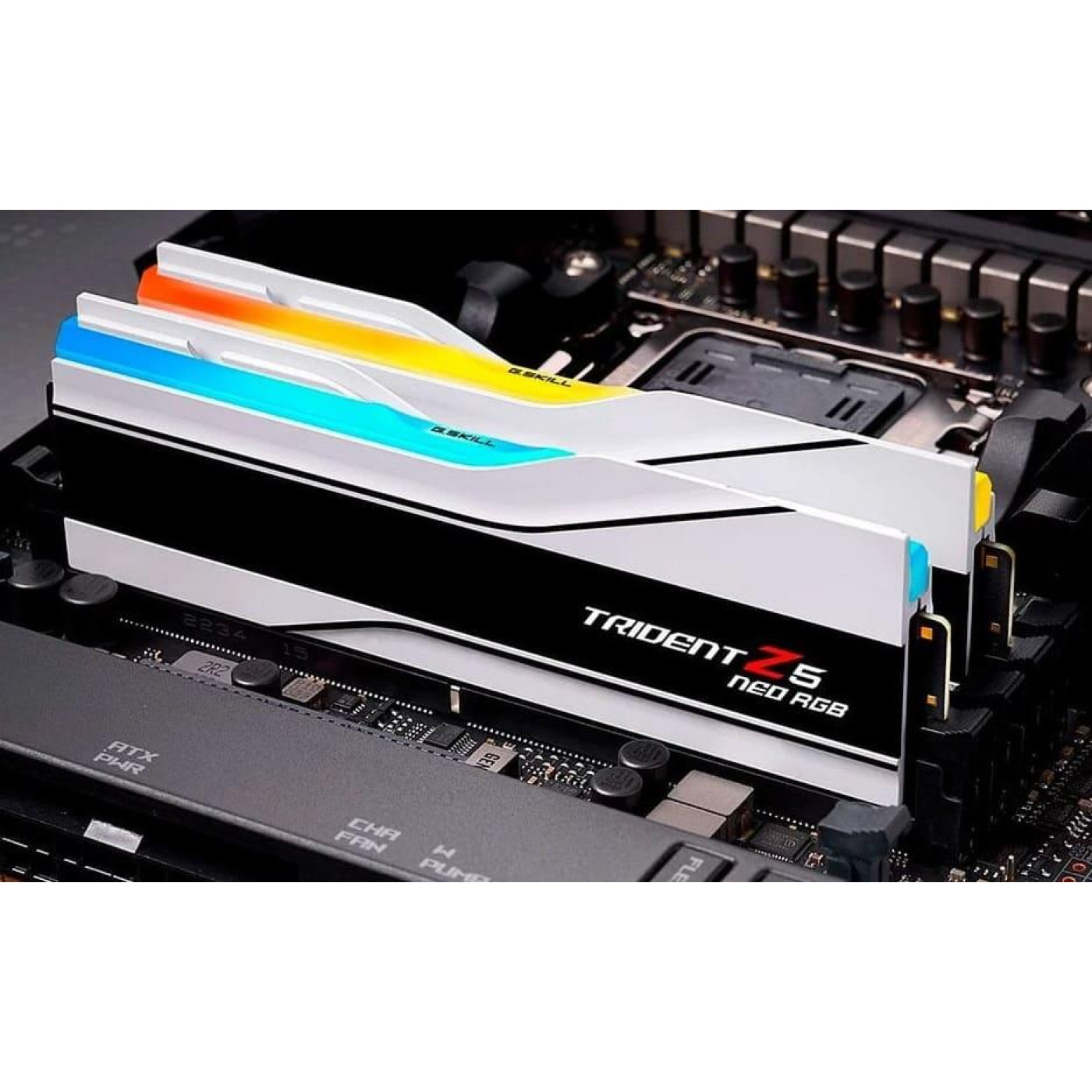 Модуль пам'яті G.Skill DDR5 32GB (2x16) Trident Z5 Neo 6000Mhz RGB White AMD EXPO CL30-36-36-96 1.35V (F5-6000J3036F16GX2-TZ5NRW)