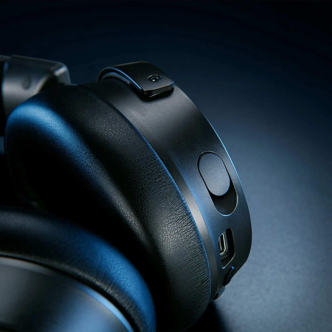 Игровая гарнитура Razer Kraken V4 Pro Wireless (RZ04-05160100-R3M1)