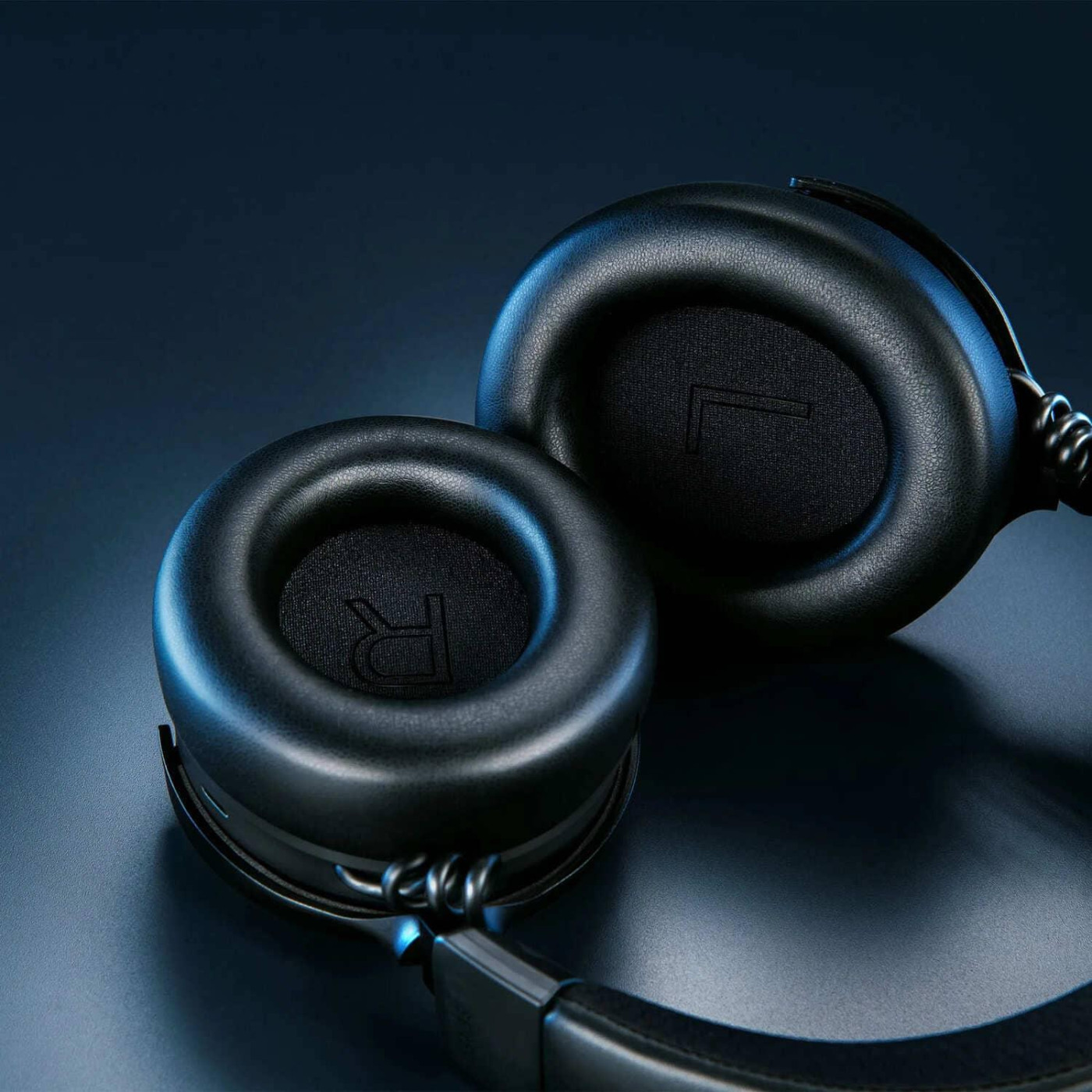 Игровая гарнитура Razer Kraken V4 Pro Wireless (RZ04-05160100-R3M1)
