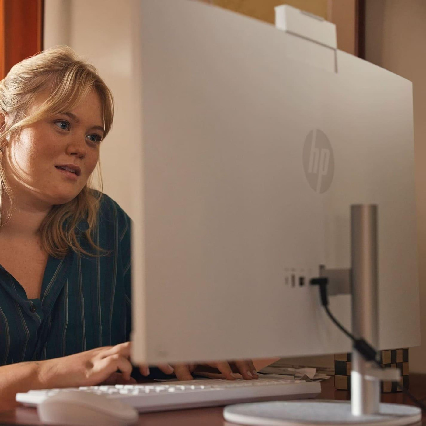 Моноблок HP 27 All-in-One FHD IPS/Intel i5-1335U/16GB/512SSD/UMA/DOS/White (AR0N5EA)