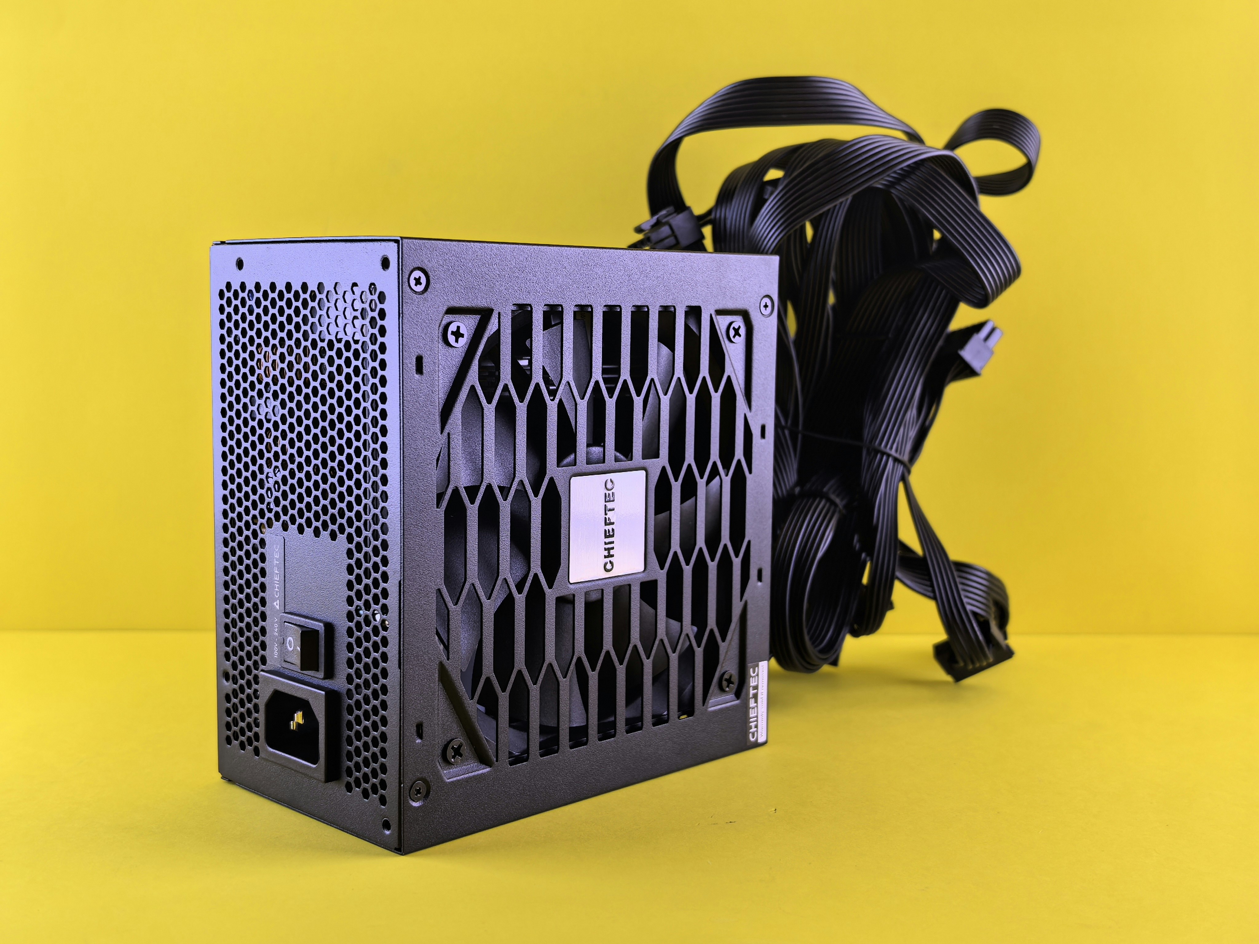 Блок живлення Chieftec 700W (GPE-700S) Б/в — Потужність 700 Вт для стабільної роботи
