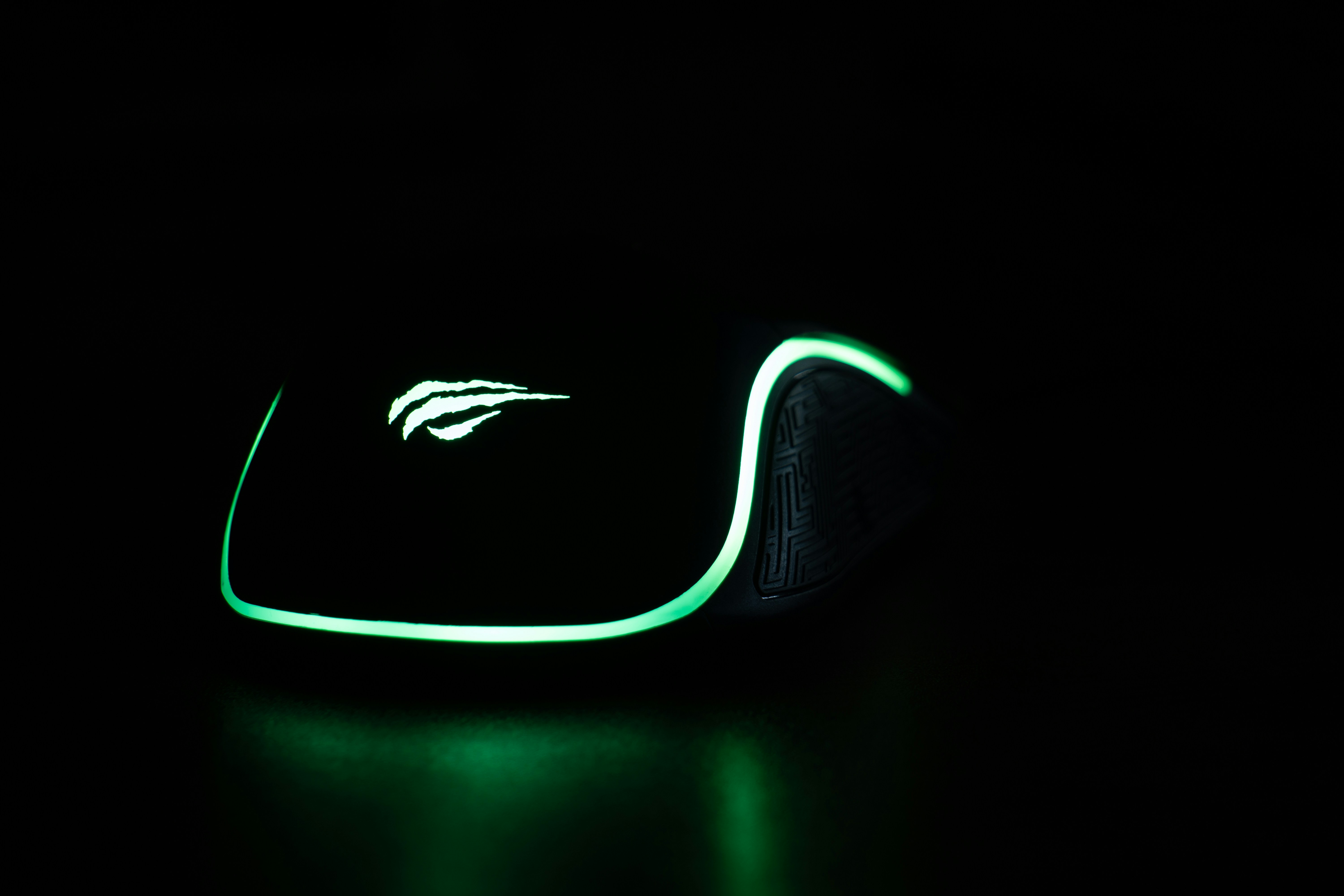 Миша Cougar AirBlader Tournament USB White (AirBlader Tournament (White)) — Дротове підключення для стабільності сигналу