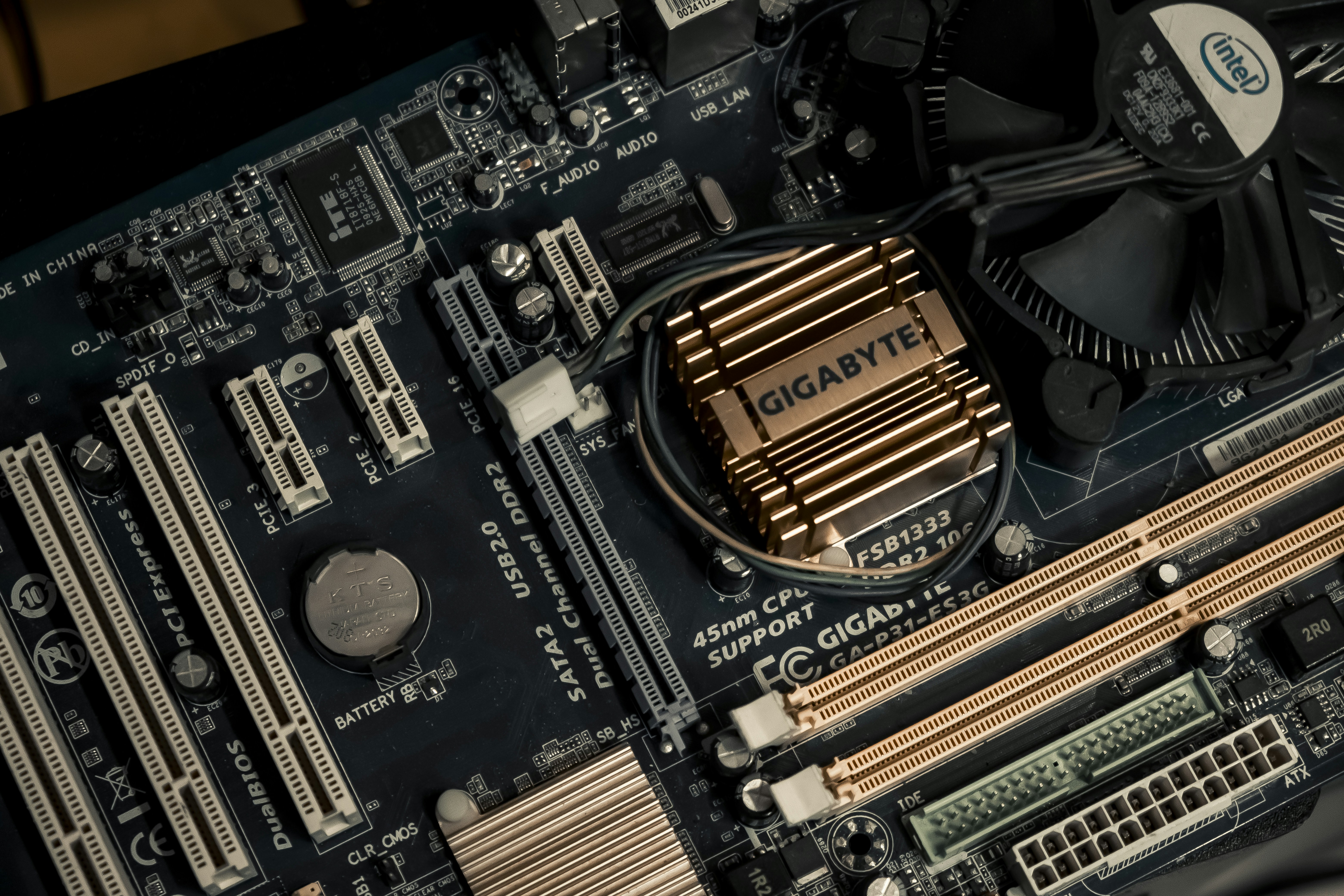 Материнская плата GIGABYTE H610M S2H V2 (H610M S2H V2) (Socket 1700, Intel H610, Micro-ATX) — 24+8-контактные разъёмы питания для стабильности системы