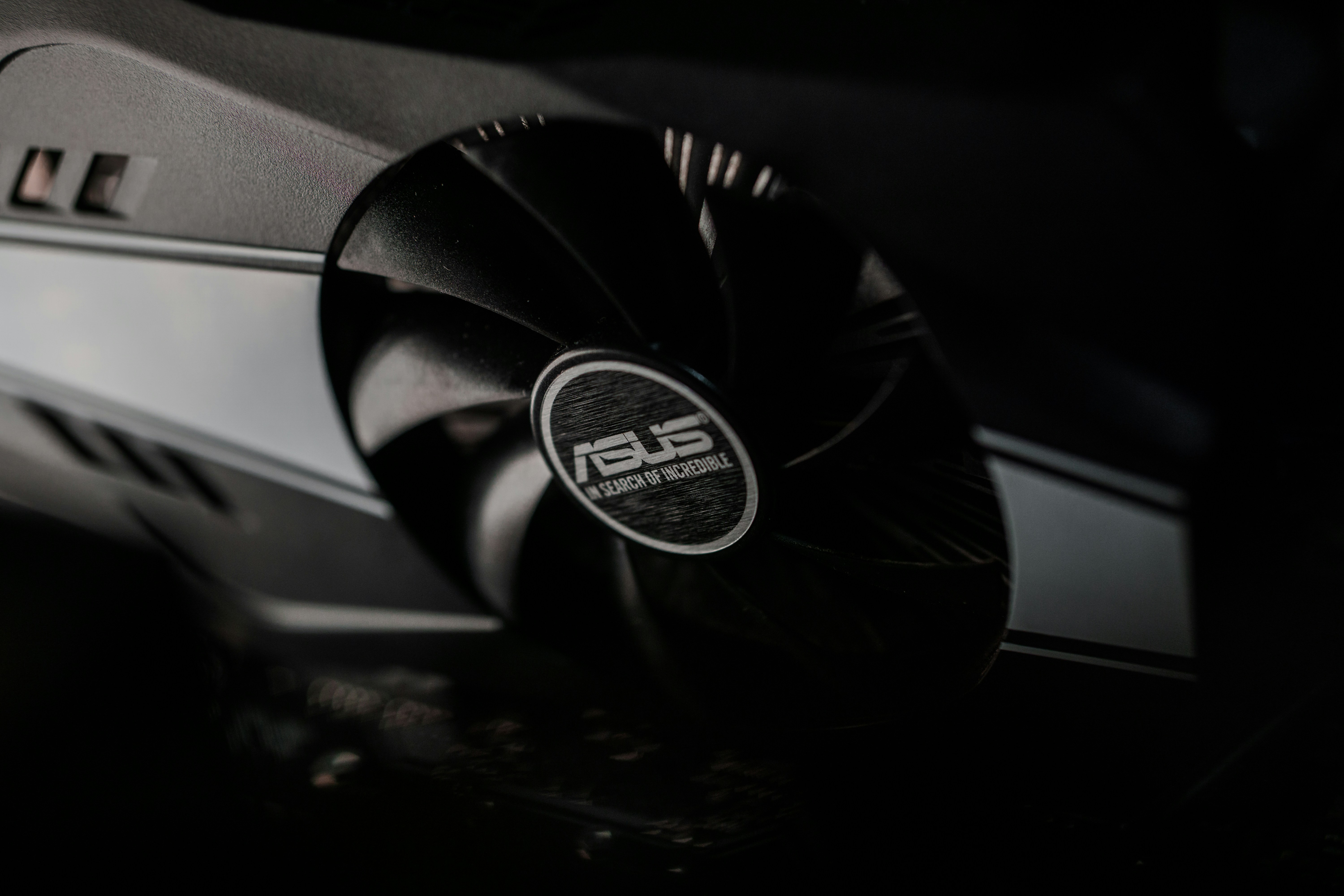 Видеокарта ASUS AMD Radeon RX 7600 8GB DUAL OC EVO (DUAL-RX7600-O8G-EVO) (GDDR6, 128 bit, PCI-E v4.0) — Графический процессор AMD Radeon RX 7600