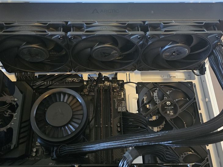 СВО Arctic Liquid Freezer III Pro 240 Black (ACFRE00178A) — Відсутність підсвічування для охолодження