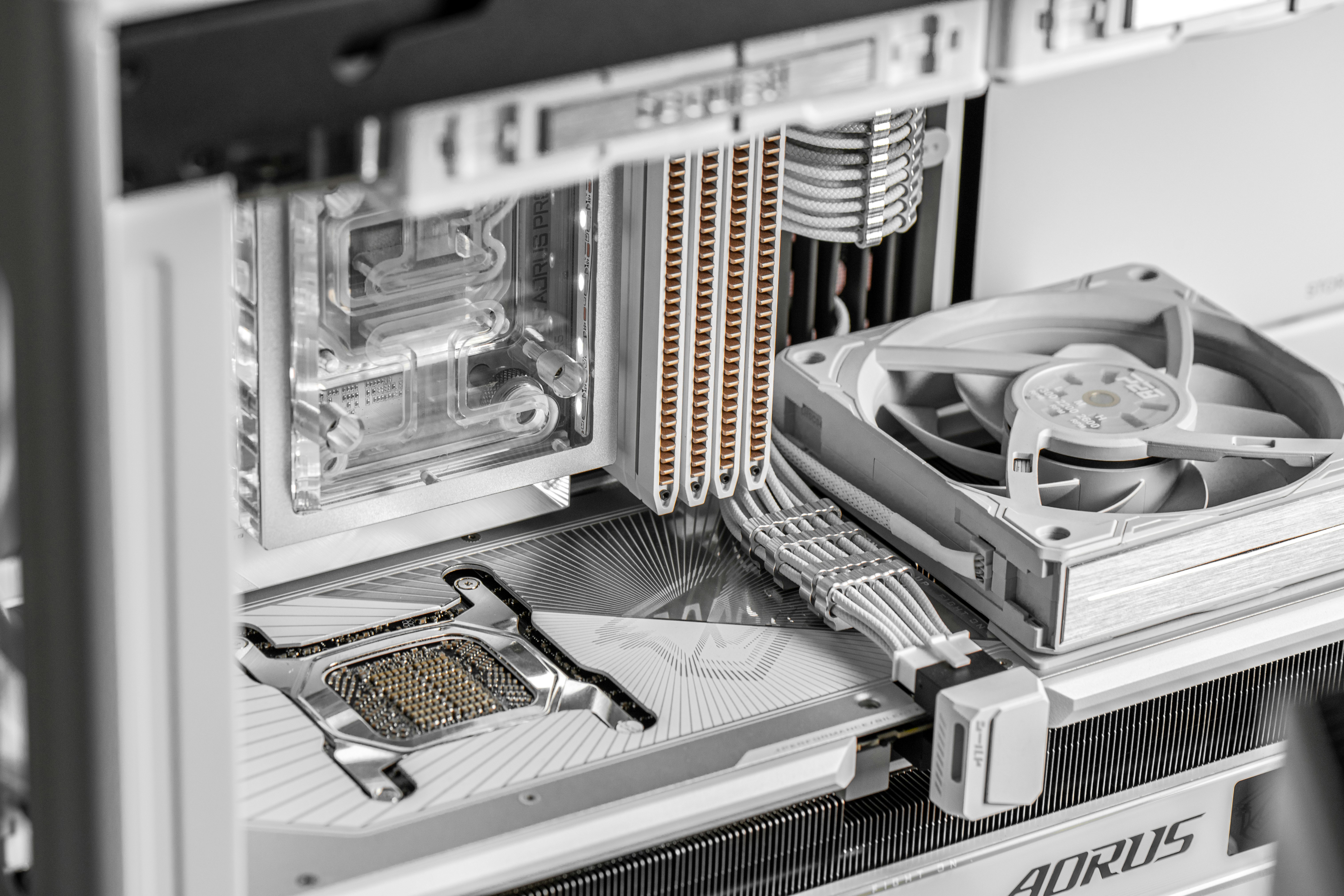 Кулер для процессора ID-Cooling SE-214-XT ARGB White 1700 Am5 (SE-214-XT ARGB White) — Башенная конструкция для оптимального охлаждения