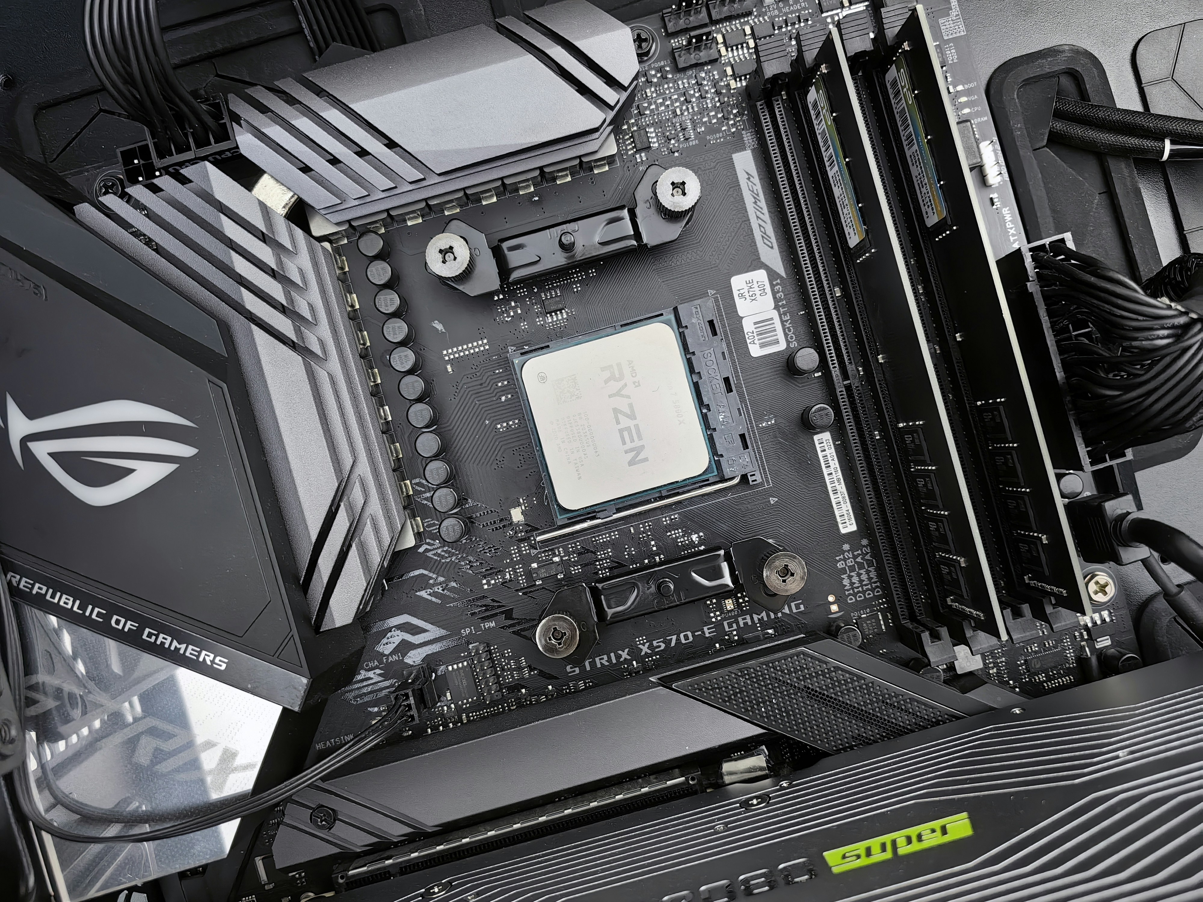 Материнська плата ASUS ROG STRIX B550-F Gaming (ROG STRIX B550-F GAMING) (Socket AM4, AMD B550, ATX) — Форм-фактор ATX: простір для розширення