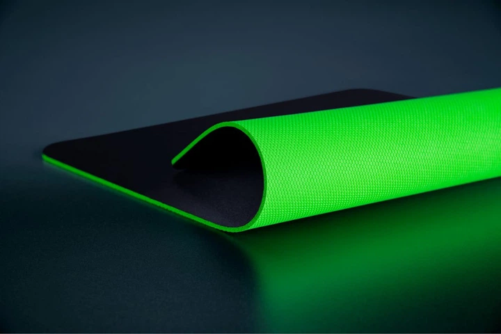 Ігрова поверхня Razer Gigantus V2 Large (RZ02-03330300-R3M1) — Чорний колір для стильного дизайну
